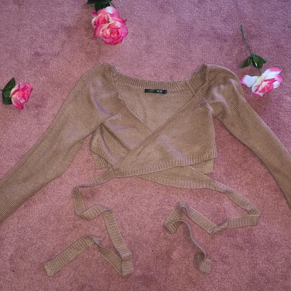 Cropped long sleeve sweater.
